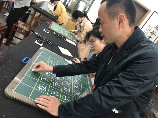 【校园快讯】三尺讲台育桃李,一支粉笔写春秋