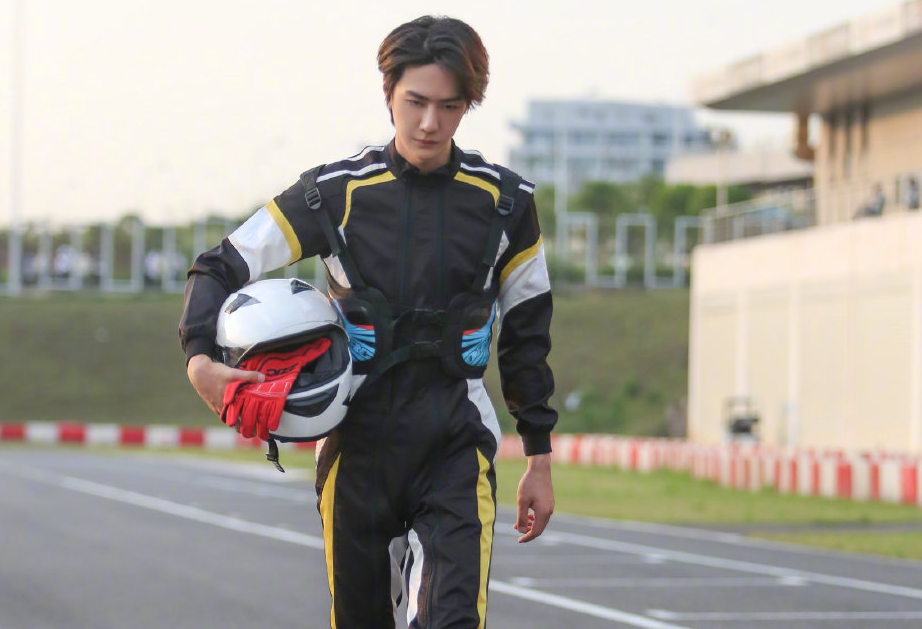 《天天向上》节目又公开了新的预告内容,王一博飞去了云南,总算和哥哥