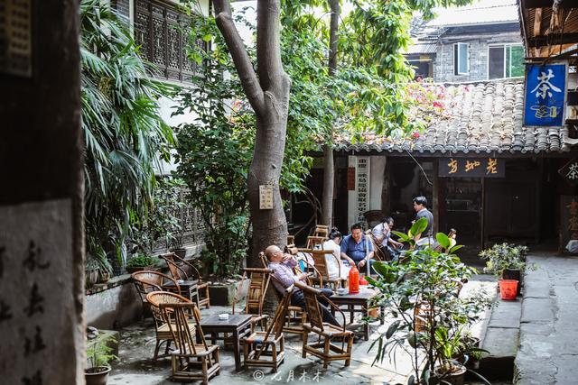 原创磁器口300多年的院子里喝盏盖碗茶体味老茶馆那厚重的历史