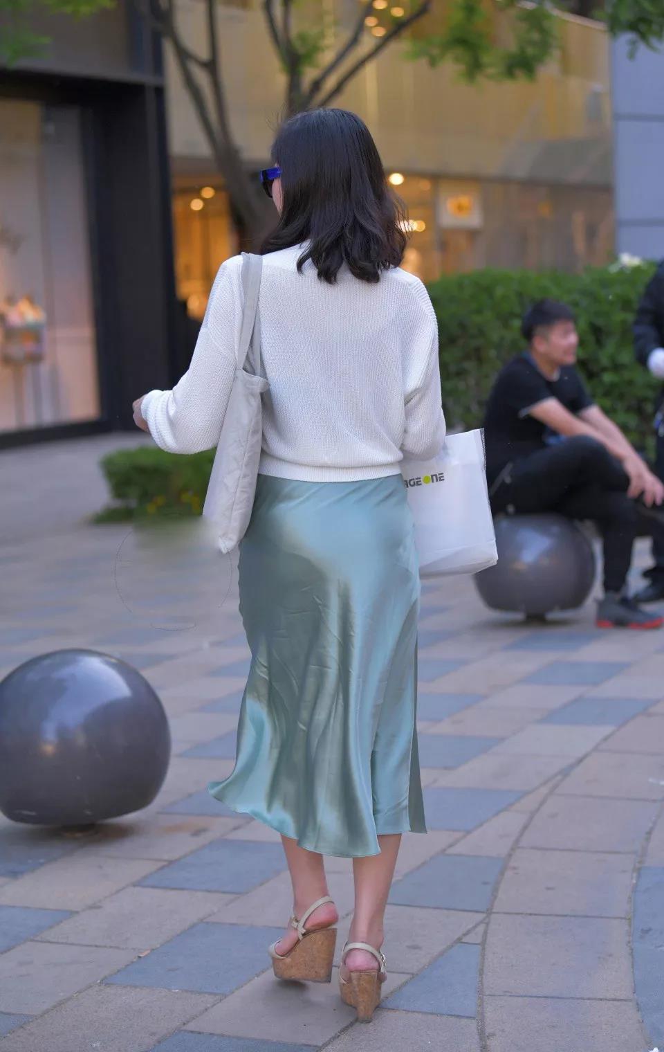 街拍真丝裙也太太太好看了吧