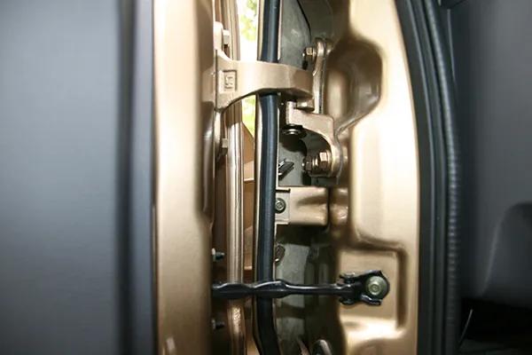 车门采用锻造铰链,令经常打开关闭的车门不易变形. 小结