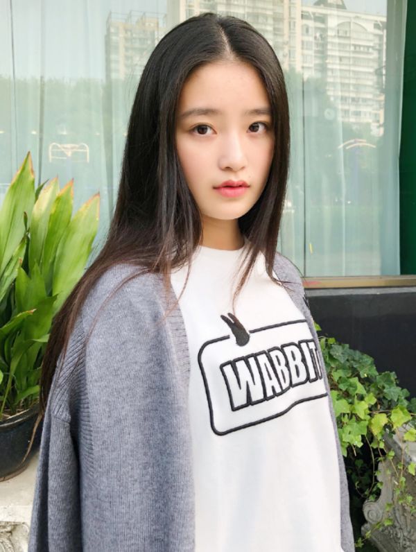 谁想到这是林青霞17岁"女儿",穿芭比粉万斯秀腿,却超显腿肉_柴蔚