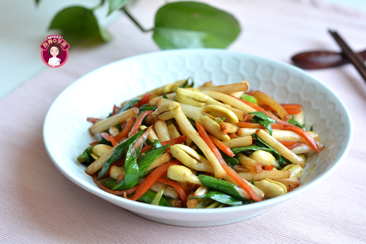 【材料】花生芽250克,青蒜3棵,胡萝卜半根,油适量,酱油少许,蚝油少许