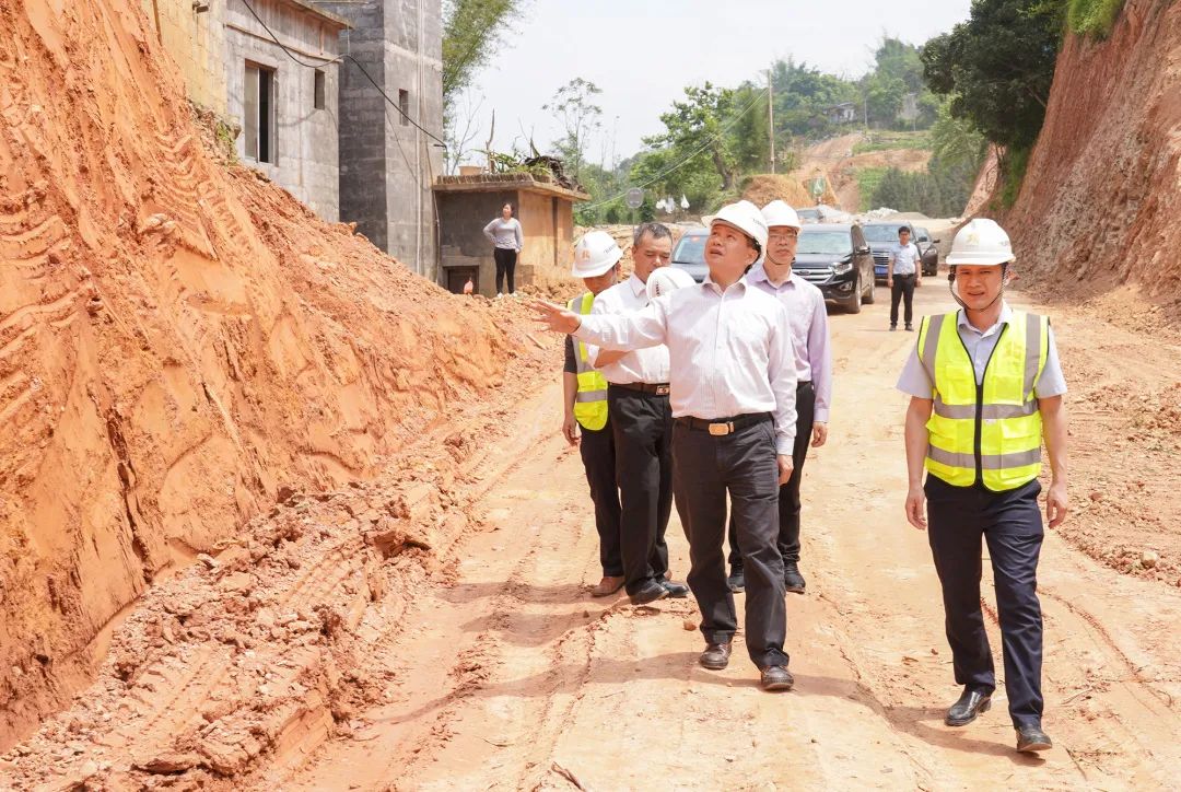 东兰县委书记黄贤昌到东金线检查调研脱贫攻坚和项目建设工作