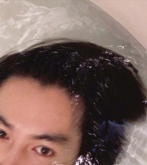 男生洗澡自拍图片
