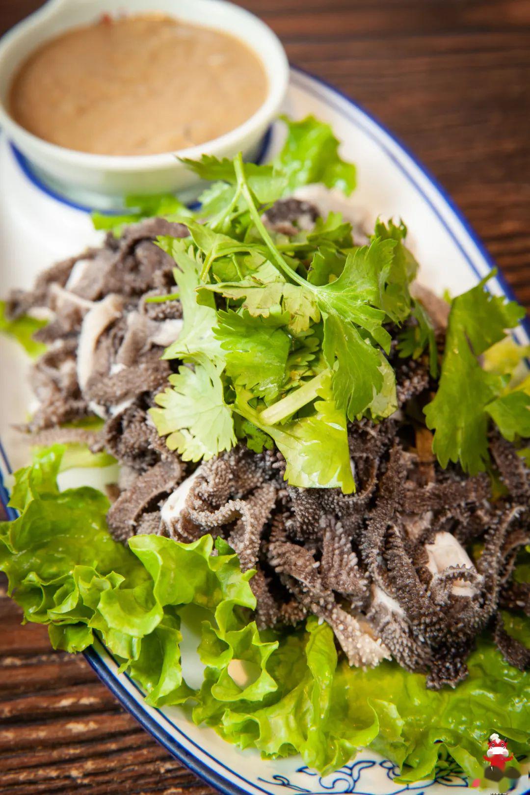 花生小牛肉▲手撕熏鸡手撕熏鸡也格外诱人~扒肉条软糯适宜,水爆肚