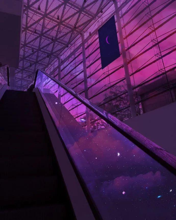 其实没有,她根本抽不得,只是她的身体里,似乎也开始离不开万宝路.