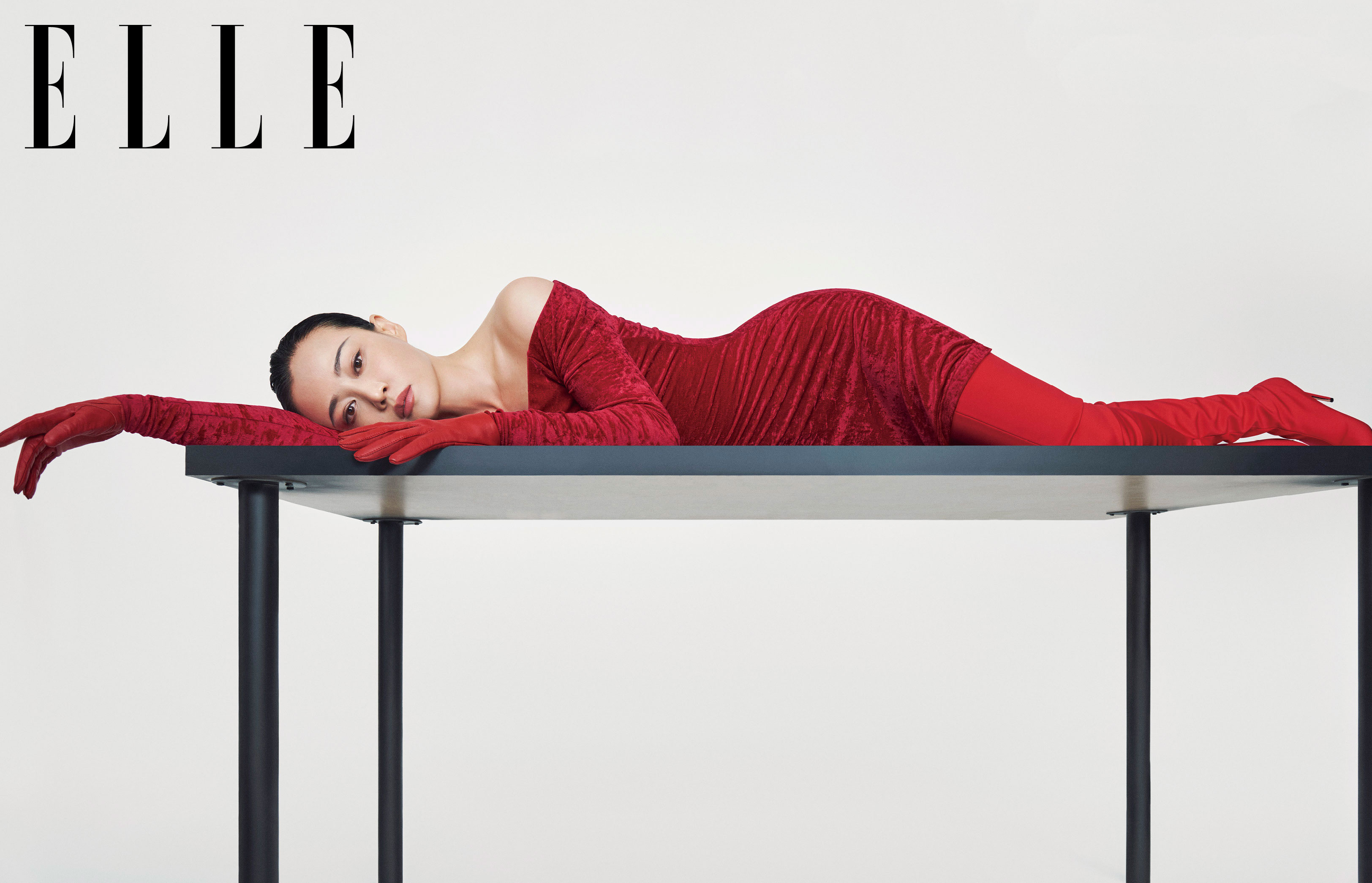 谭卓身穿红色高跟鞋 盘发造型大秀天鹅颈