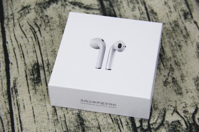 经典的苹果风包装风格,通过包装盒正面的产品渲染图可以初窥耳机模样.