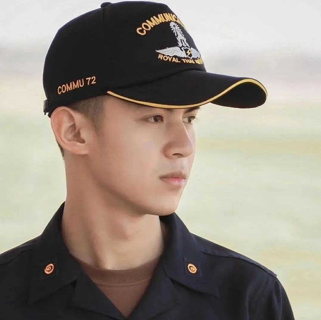 泰国帅气警察一夜间火遍全网超高颜值引众人围观