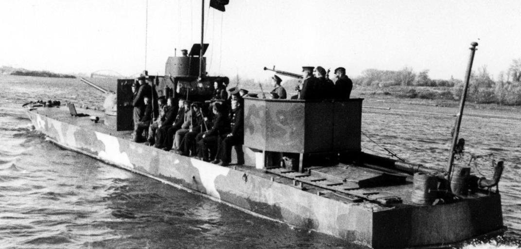 1124型装甲炮艇图片