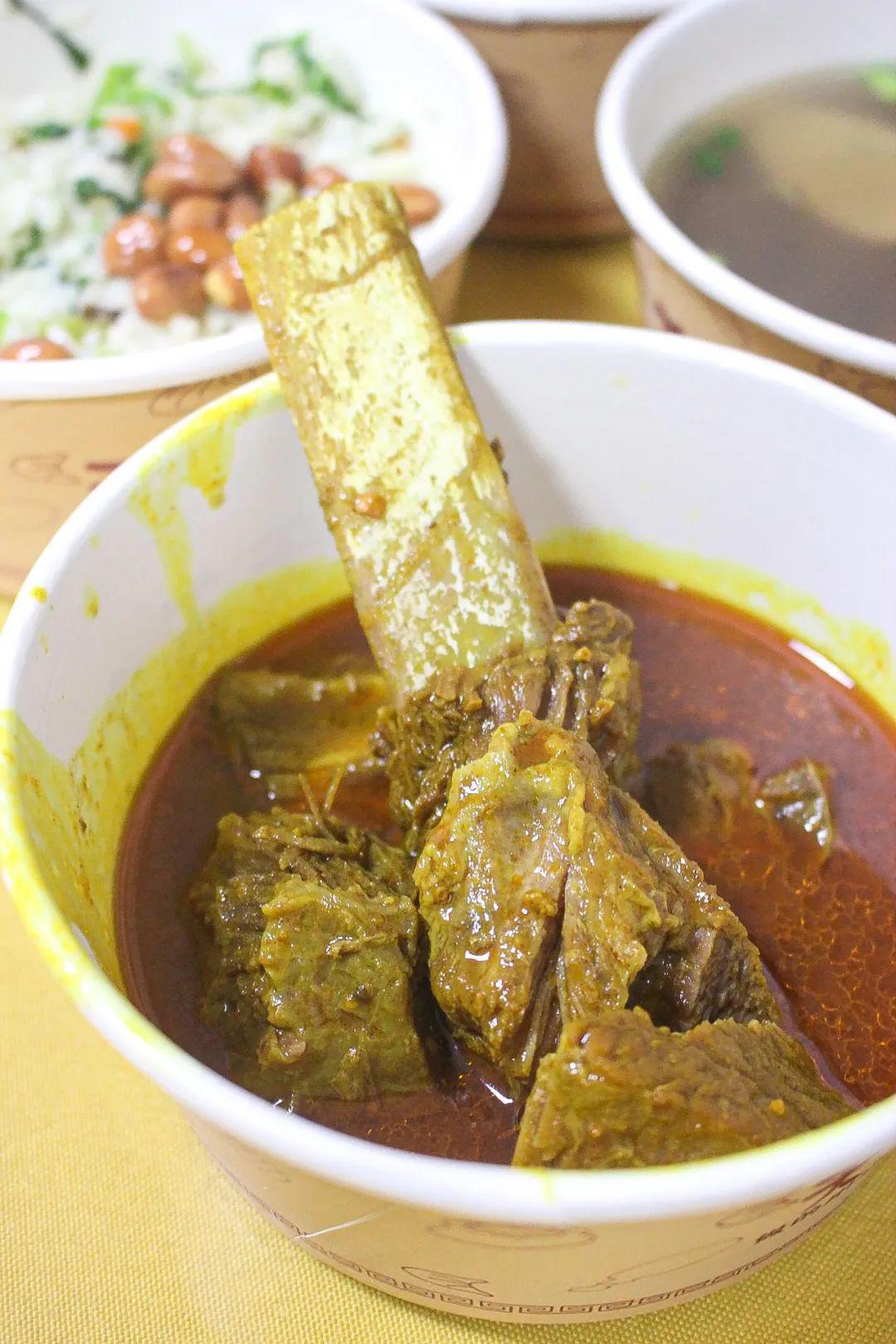 在街边小店吃一碗3块钱的咸饭再配碗牛肉汤