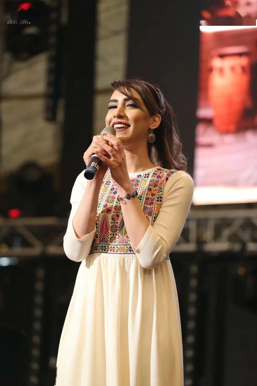 巴勒斯坦女歌手莉娜·苏蕾比在演唱.