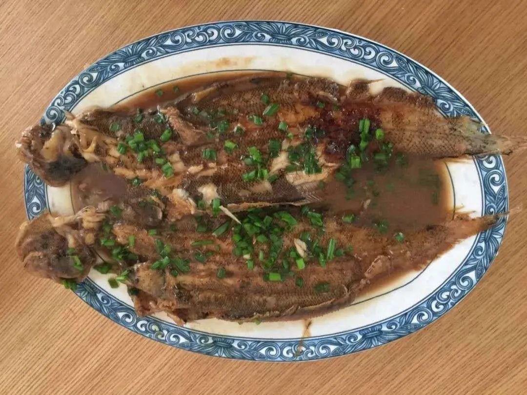 同学们从家乡特色小吃制作开始学习,如面皮与面筋(图片:陈悦),红烧