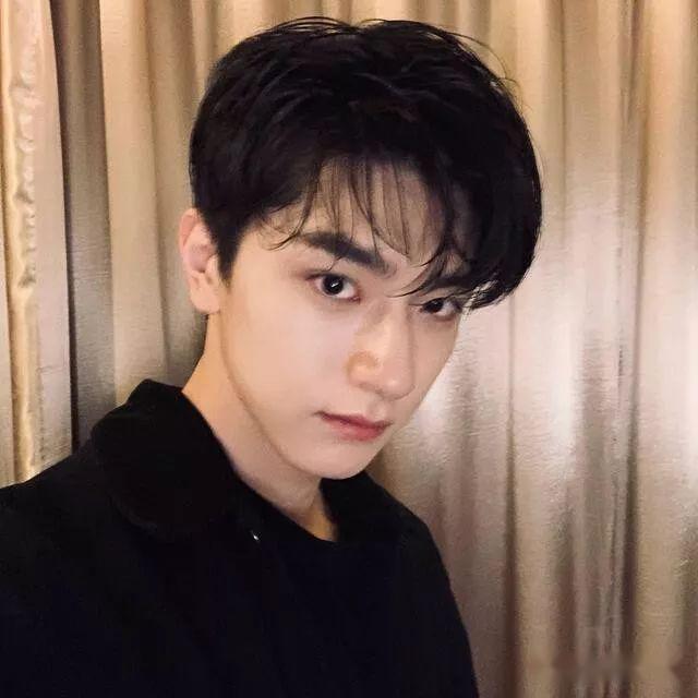 男神彭于晏超爱这种角度的自拍!