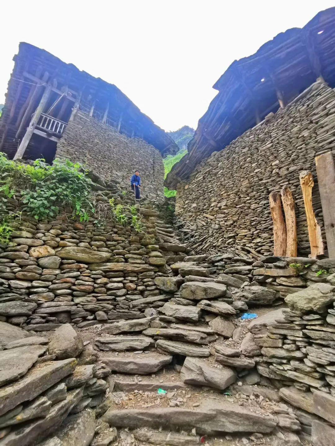 石墙石瓦石板房探访陇南古村落巴巴沟