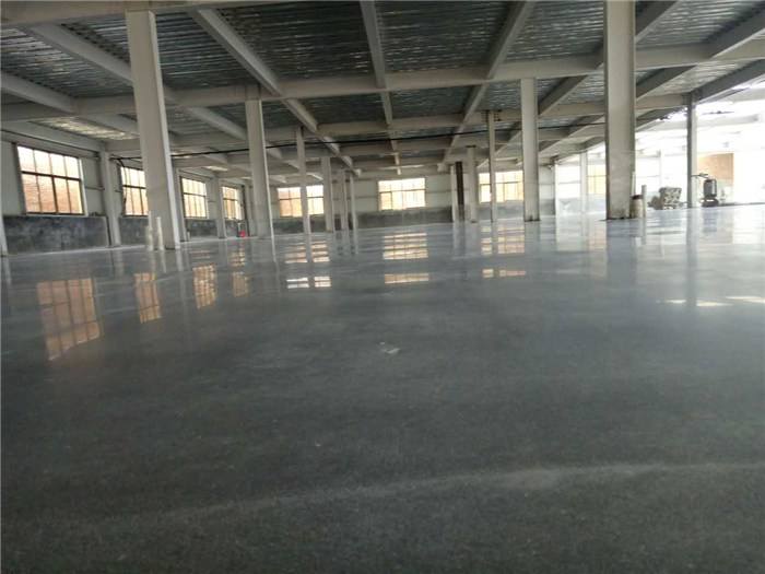 也可施工水泥砂浆或混凝土面层的同时加一层金刚砂耐磨面层.那么