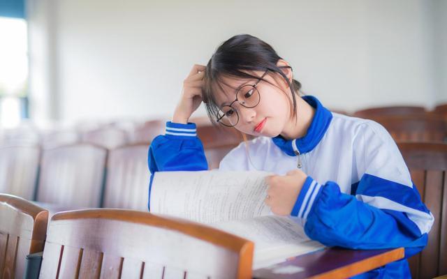 原创女生上课最尴尬的三个瞬间老师摇头叹息男生却看出不一样的美