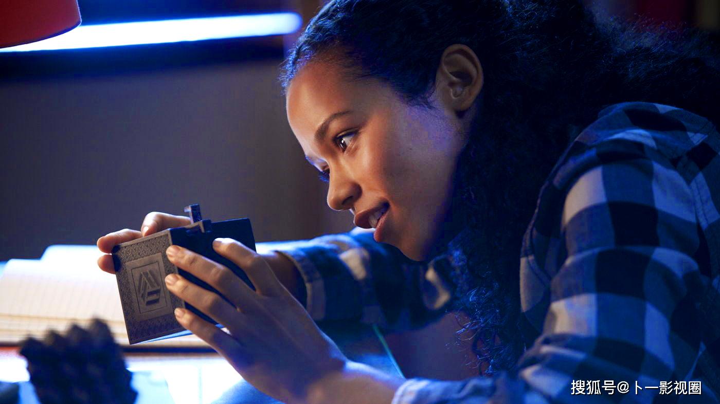 米勒饰/logan miller),退役女兵阿曼达(黛博拉·安沃尔饰/deborah