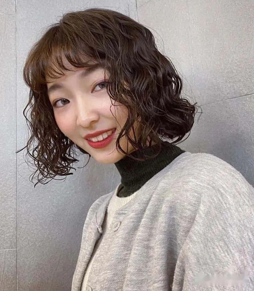 今年流行王炸发型毛毛卷短发