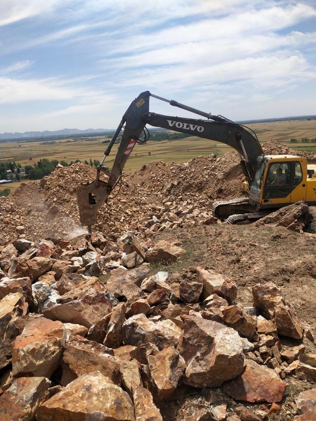 在该村开采现场,记者看到数台挖掘机在不停的挖掘山上的山石,已经开采