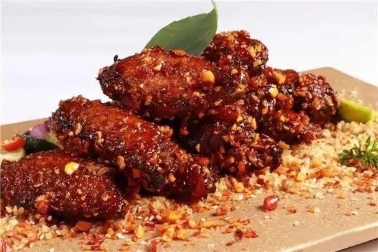 1,鸭舌加葱姜料酒和精盐以及陈皮煮熟,过油炸至香脆捞出.