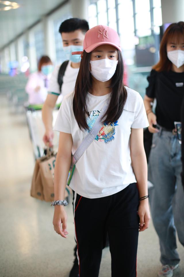 田亮带女儿现身机场 森碟出落的愈发水灵
