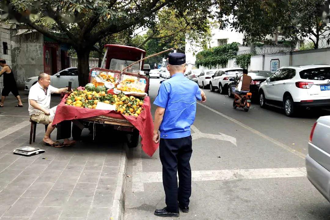 城管与小贩图片