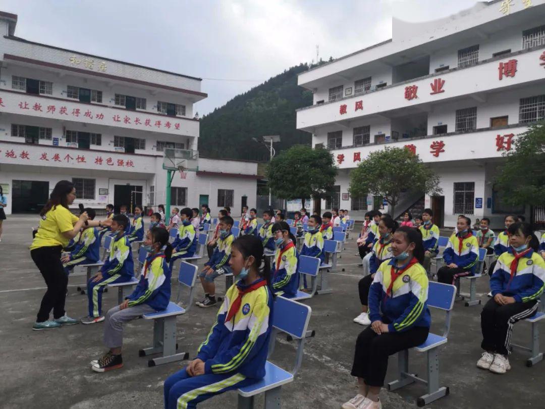 快看,茶洞镇江洲小学的学生礼仪让人眼前一亮