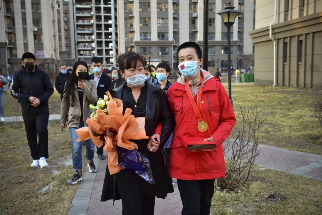 高明琴/摄武毅/摄刘淑英/摄白衣执甲护荆楚山河无恙携春归在这场战"疫