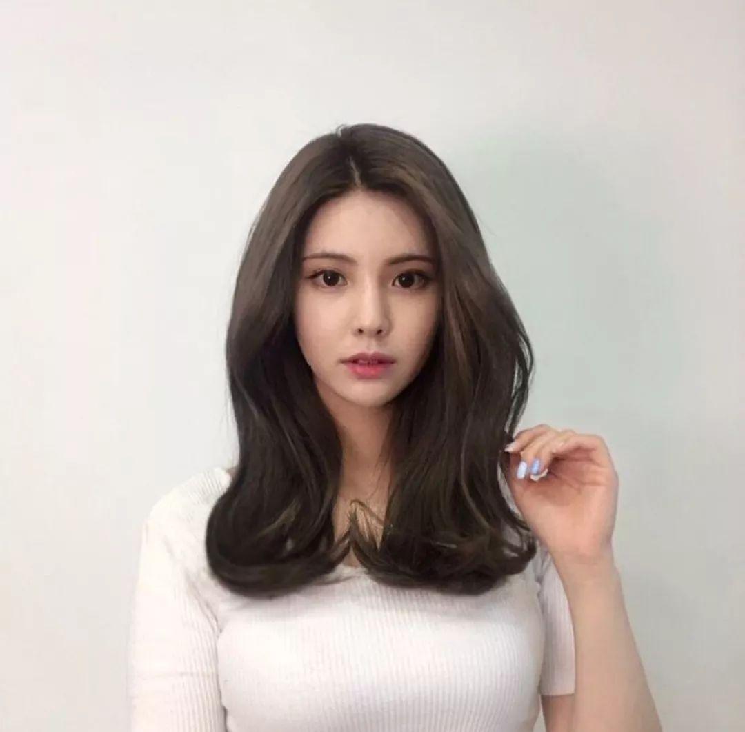 搭配刘海,特别减龄,73选择一个好看的中发发型,真的很重要,好的发型