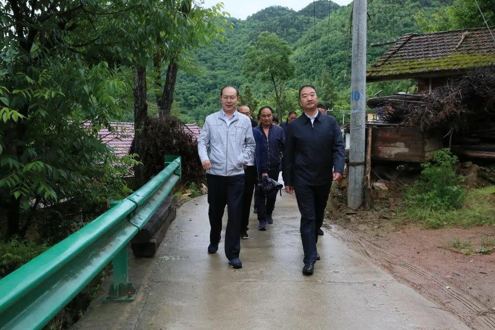 汉中市生态环境局前往时家坡村开展入户走访调研活动