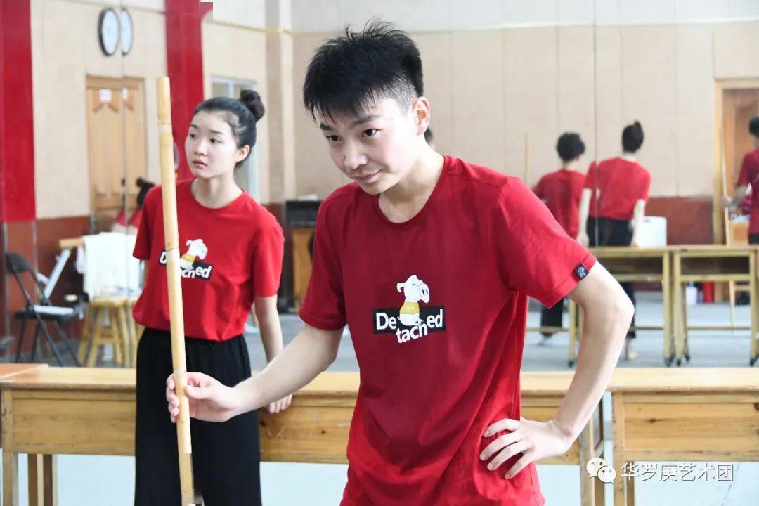 大幕一拉开我们就能演疫情下华罗庚艺术团的坚守之路