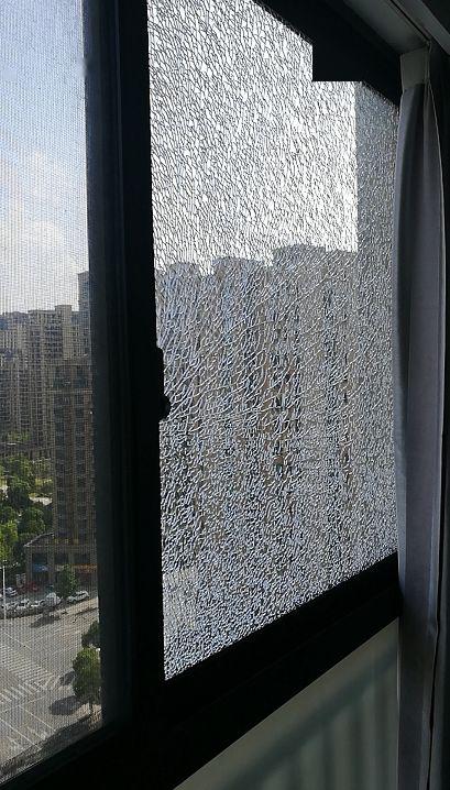 窗户玻璃被砸的图片图片