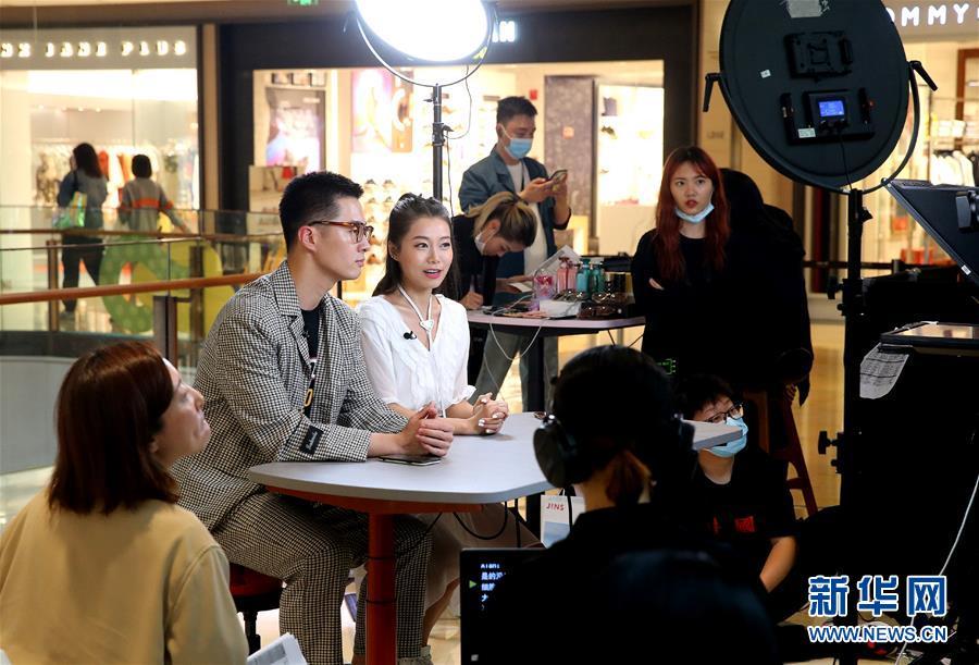 这是5月9日在上海一家商场拍摄的网络直播活动现场.