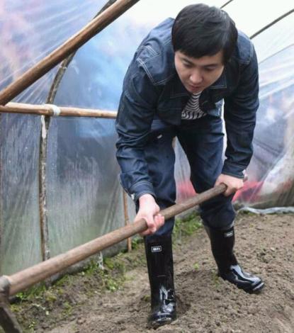 原创沈腾贾玲穿雨靴务农被赞真实看清脚下铺了啥真当网友看不见