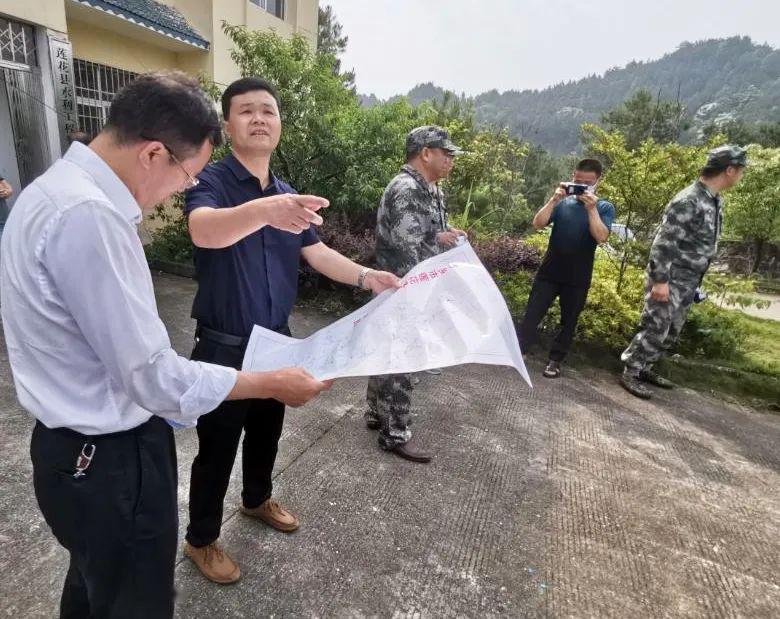 备战汛期————莲花县开展防汛抢险救援演练