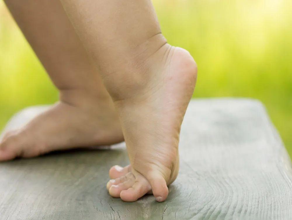 站立踮脚的几个注意事项:1,踮脚时,重心一定要放在脚掌尖;腹部肌肉