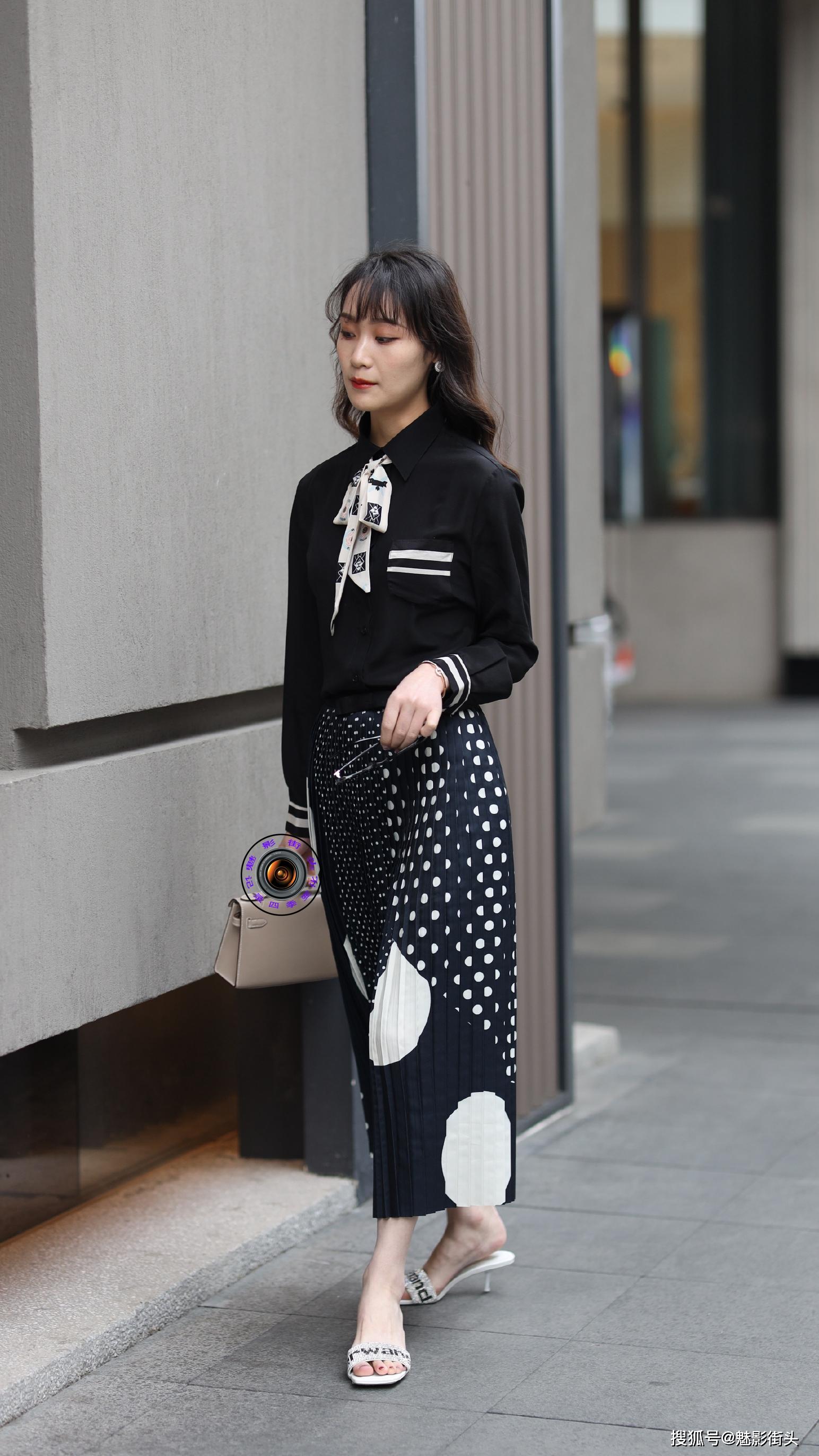 经典的黑白配,加上丰富的细节展示,优雅中透出青春的气息_服装