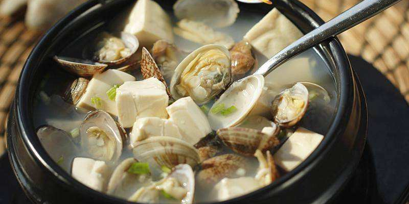 老相食厨房蛤蜊豆腐汤满口新鲜软香滑嫩