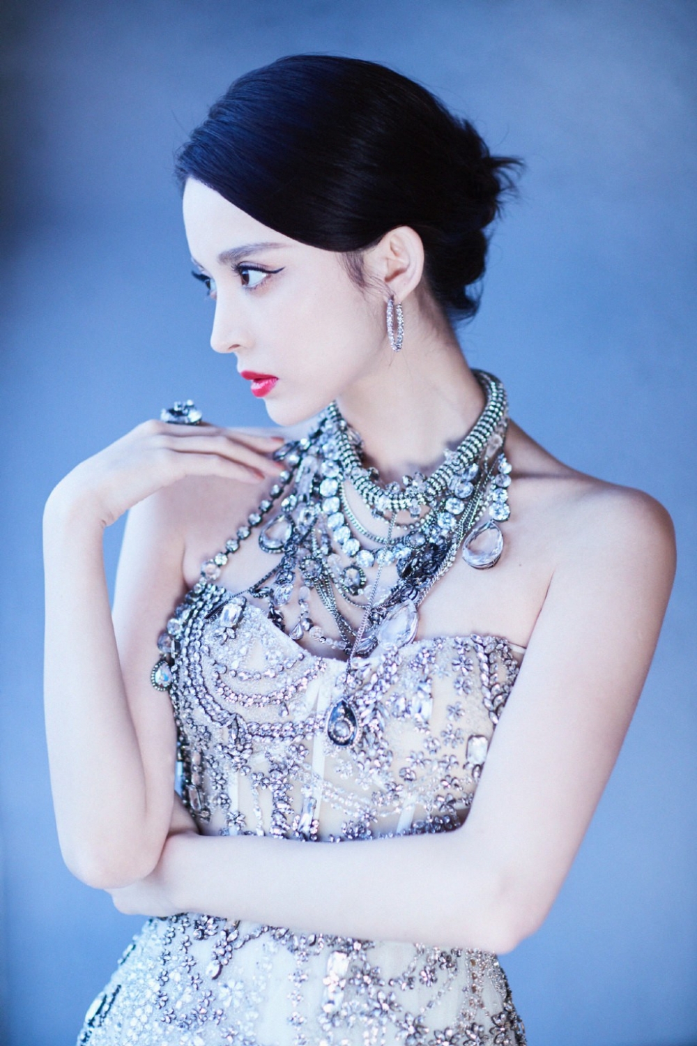 性感美女明星古力娜扎诱惑长裙露白嫩双肩写真图片