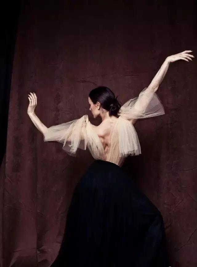 她们是灵动似云雀的舞蹈少女同样她们是回眸百媚生的舞蹈女郎她们一种