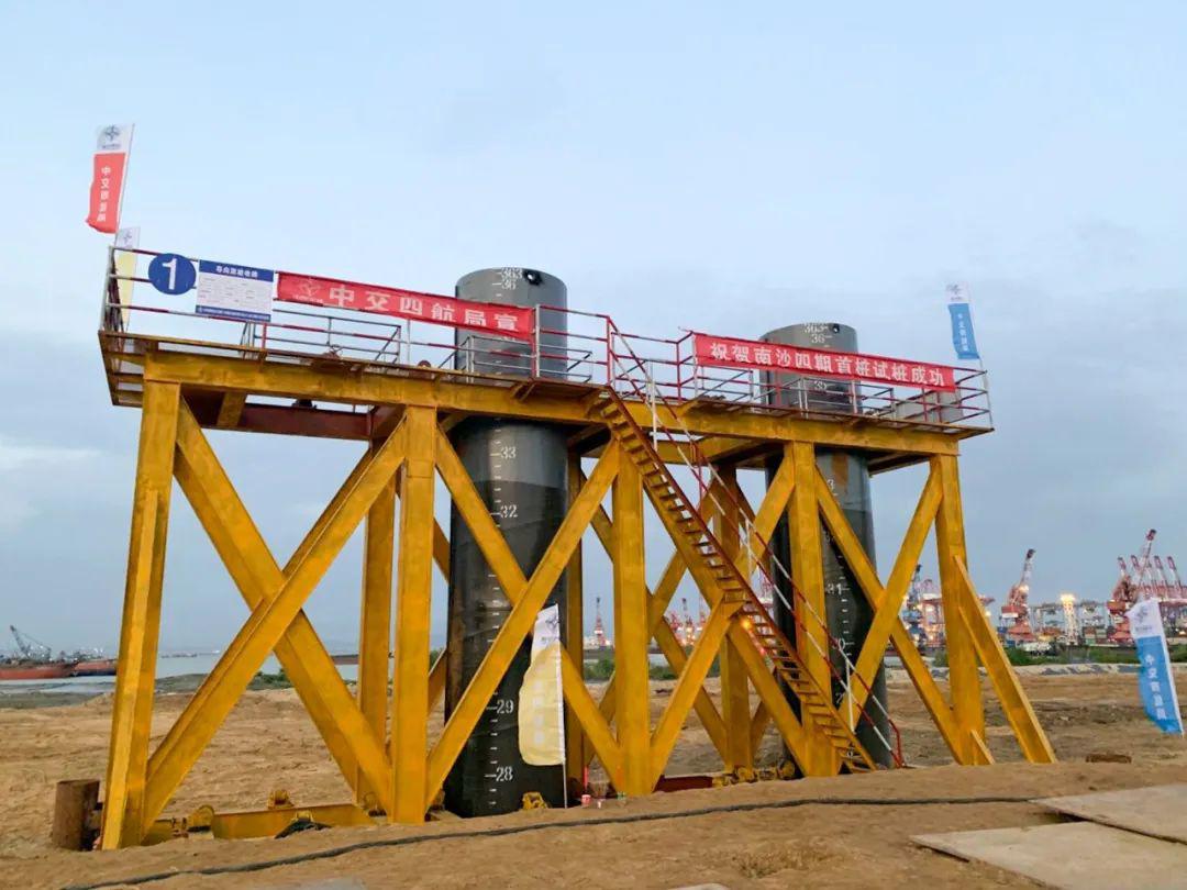 3米的钢管桩吊立在导向架上,并使用滑轮组控制钢管桩的垂直度,待垂直