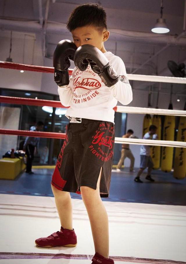 英雄出少年拳击航母百姓擂台赛即将开打两位小勇士奋勇参战