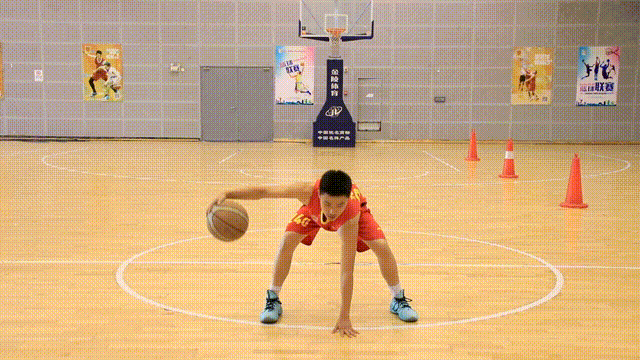 "8字"绕障碍(二) 篮球运球动作示范动作要领:运球时,球的落点在商体