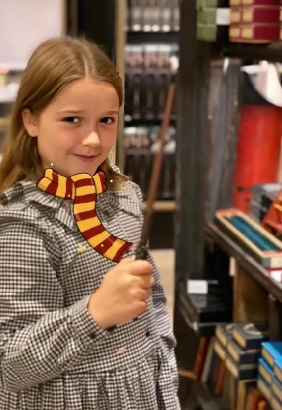 原创贝克汉姆带女儿出街小七穿彩色格纹裙美成小仙女衣品不输贝嫂