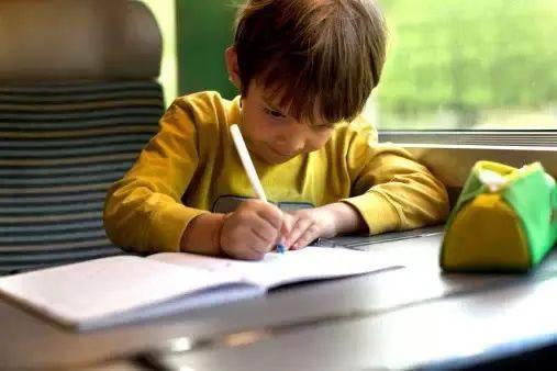 家长该怎样帮助孩子检查家庭作业?