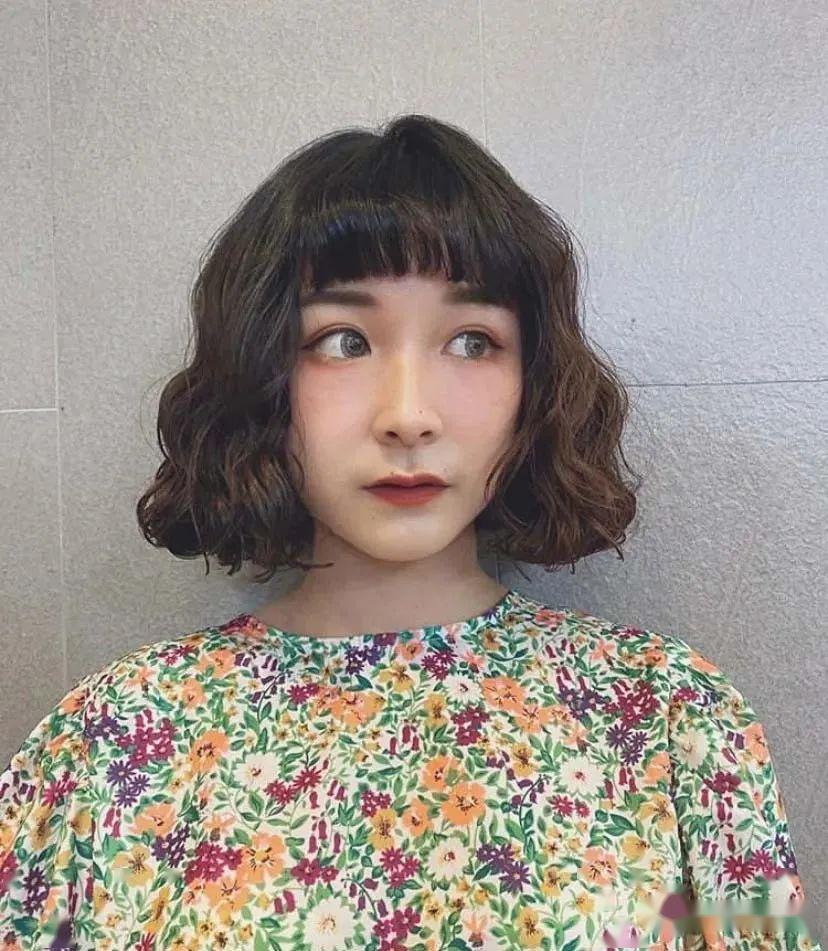 今年流行王炸发型毛毛卷短发