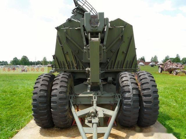 m1型120毫米高炮的侧面特写