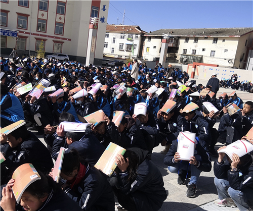 若尔盖县中学开展地震应急演练02提高师生自救能力